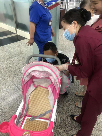圖片1.png“真情服務”是讓旅客更加安心、放心、舒心的出行。行查室作為部門進港服務的最后一個環(huán)節(jié)，在日常工作中也很注重服務細節(jié)。6月10日，行查室工作人員幫助旅客打開嬰兒車，為她排憂解難。.png