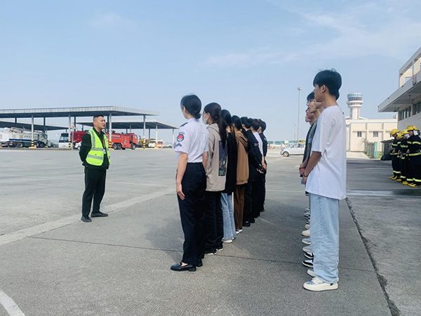 綿陽機(jī)場(chǎng)安檢站對(duì)閬中機(jī)場(chǎng)、民航校  實(shí)習(xí)生開展軍訓(xùn).png