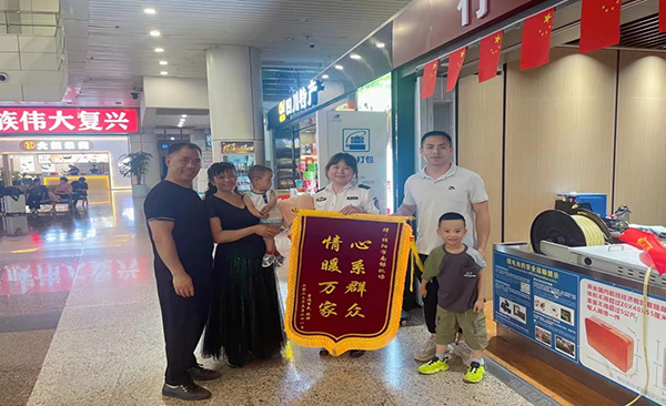 心系群眾，情暖萬家—— 綿陽機場安檢站暖心服務獲錦旗.png